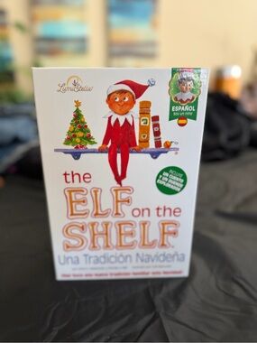 The Elf on the Shelf Book - Red Elf Illustration Spanish version